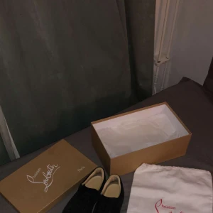 Christian Louboutins Skor - Tjena! Ja säljer nu ett par Louboutins skor som har blivit för små för mig! Det är storlek 41 och är i ett väldigt bra skick. Skulle säga att skicket är cirka 8/10. Finns inga synliga skador eller sådant bara lite smuts som går bort vid en tvätt Mvh Malte