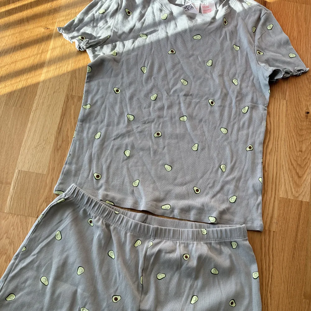 Helt ny och oanvänd. Avokado pyjamas. Frakt 20kr. Övrigt.