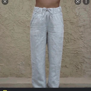 Linnebyxor adsgn - Säljer mina fina beiga linnebyxor från A dsgn i storlek S. Använda ett fåtal gången och skicket är som nytt! Hör av er för fler bilder! Köparen står för frakten 🥰 