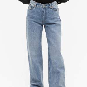Ljusblå Yoko jeans från Monki, med vida ben  Säljes pga för små 