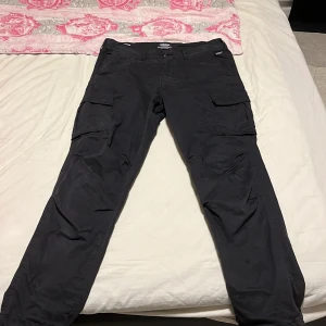 Cargo pants och jeans  - Säljer mina cargo pants för 200 och jeansen för 150 cargo pantsen är köpt för 700 från Jack and Jones och är i bra skick jeansen är i bra skick med 350 kr för båda 