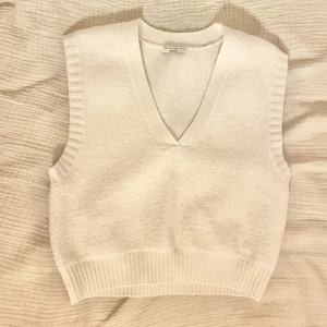 Väst - Fin stickad gräddvit väst från ginatricot! Storlek M!