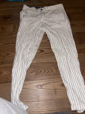 Byxor - Jack and Jones byxor som är välanvänd  Orginal pris =259kr