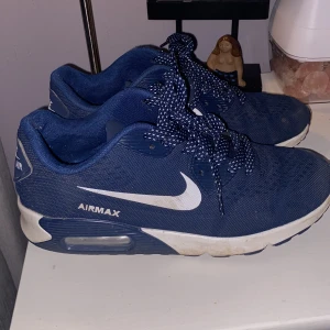 Blå Nike skor  - Blåa nike skor. Använda. Kan ge en tvätt innan säljning 😂😅