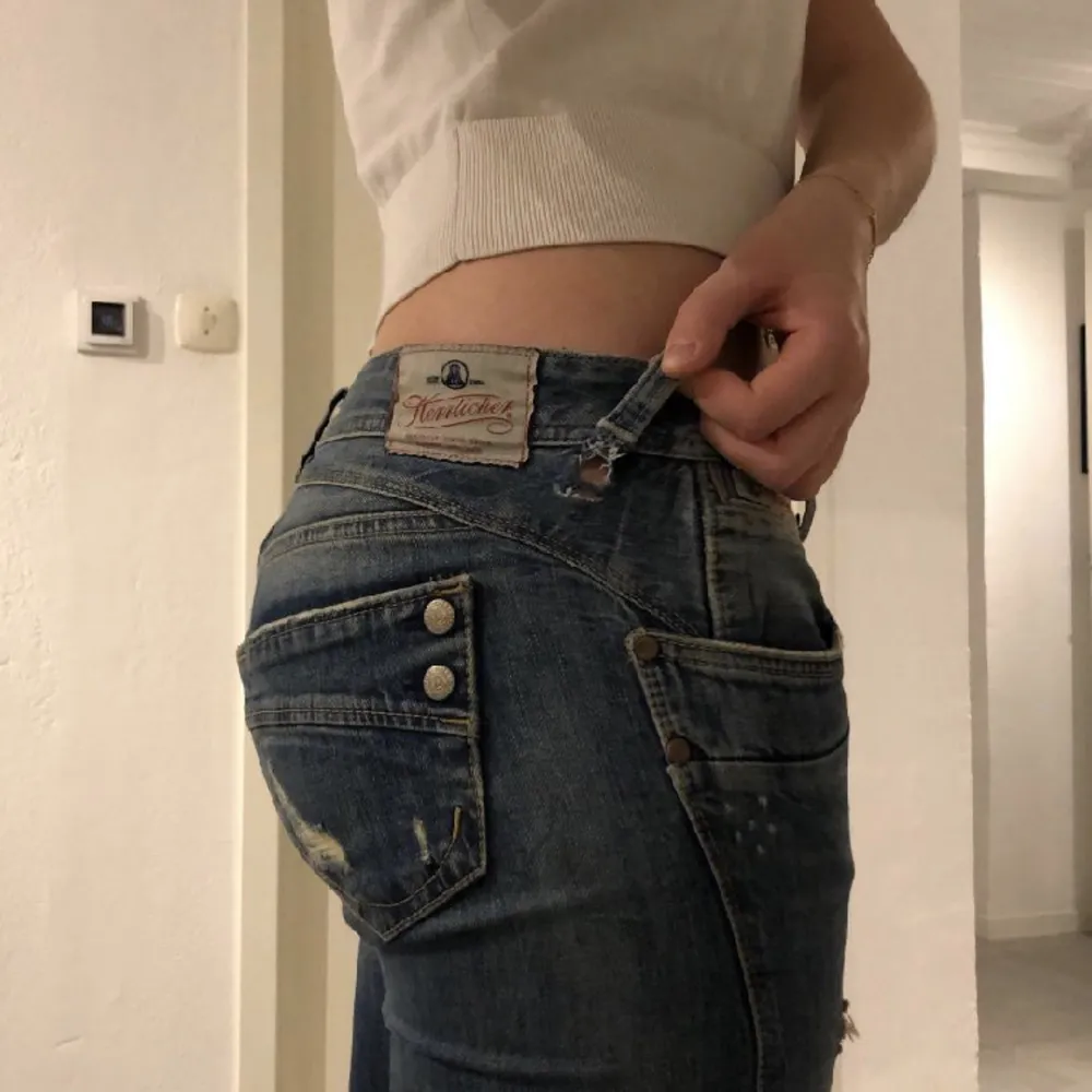 Lägger ut igen pga oseriöst bud. Jättefina jeans från herrlicher, perfekt passform🫶 har en liten defekt på sidan, ingenting som syns tydligt! . Jeans & Byxor.