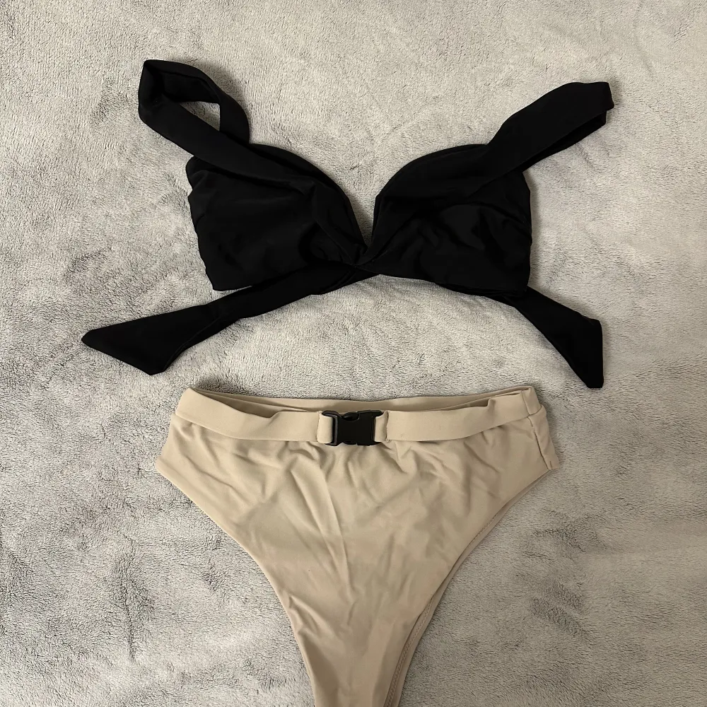 Såljer detta såå coola bikiniset med högmidjad underdel från nakd samarbete med hanna licious❤️ OANVÄNDA . Shorts.