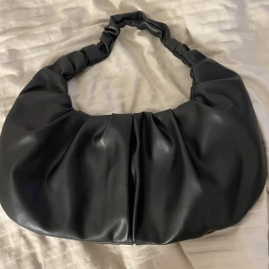 Handväska - Snygg handväska med mycket utrymme. Knappt använd och i bra skick 🖤