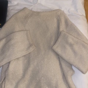 Populära stickade tröjan me glitter - säljer denna slutsålda populära stickade tröjan från H&M med glitter på