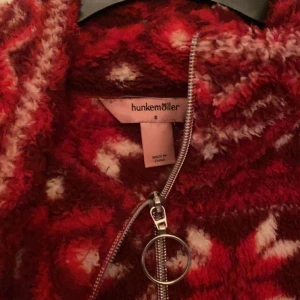 Mys pyjamas - Säljer min mysiga ”dräkt” från hunkemöller i storlek S. Använd en gång.