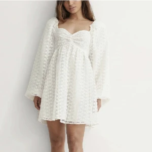 Nakd klänning - Nakd klänning från Sanna jörnvik finns inte att köpa längre. Köpte här på plick för 730 kr men säljer då den tyvärr var för liten för mig. Såå fin till student!! Små fläckar men inget man tänker på