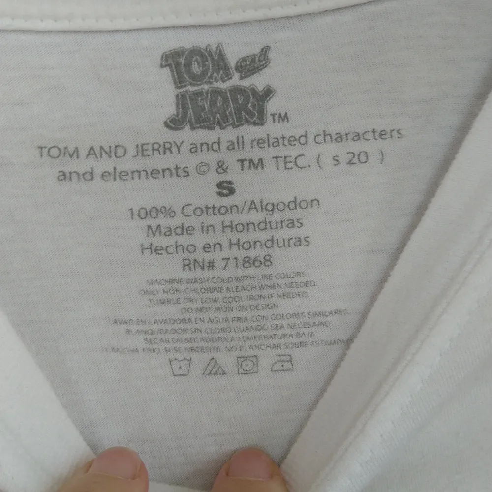 Unik t-shirt med tryck fram och bak, storlek Small. Tom & Jerry, i fint vintage skick!. T-shirts.