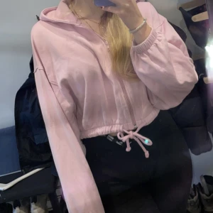 Rosa hoodie - Croppad rosa hoodie