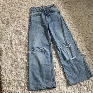 Jeans BikBok - Storlek 32 längd 24! Använt 1 gång gått skick, byxornas midja går till naveln. Lite uppsydda bara någon centimeter så ingen större skillnad från hur långa dem va när jag köpte dem! 