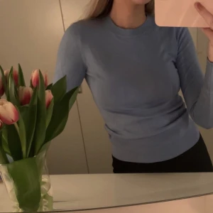 Blå tröja - Använd fåtal gånger. Köpt för 350kr säljer för 200 ink frakt