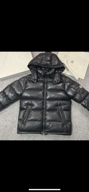 Monckler maya jacka  - Säljer nu min snygga jacka som jag är redo för att sälja. Den är jätte snygg och tags följer med. Det är stolek (S) på den OBS!! Skriv för mer frågor och bilder.