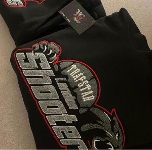 Trapstar Shooters Tracksuit Röd - Sälje min Trapstar tracksuit pga att den satt för tajt den är använd ett par gånger den är i storlek M men passar även S och priset kan diskuteras 