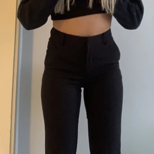 Kostymbyxor  - Heej! Säljer dessa svarta kostymbyxor från BikBok. Endast använda några gånger💕