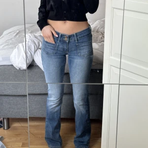Lågmidajde jeans  - Skit snygga lågmidajde jeans, användt 1 gång 