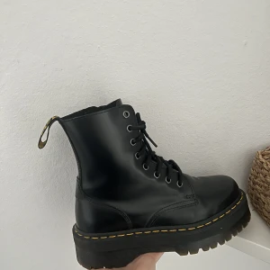 Dr martens stövlar - som nya!  - Gör lite ont i mig att sälja dessa men tyvärr kommer dem inte till användning lika mycket som jag trott ❣️ använda cirka 3-4 gånger och i nyskick! Finns verkligen inget att anmärka på.  Modell - Jadon, nypris - 2400