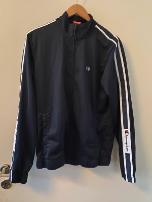 Träningskofta Champion - Kofta i utmärkt skick. Passformen formar kring kroppen och ger bra muskeldefinition