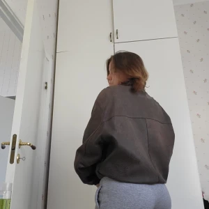 Läderjacka - Äkta vintage suede läder jacka. Köpt på en vintage butik. Storlek XL men passar bra som oversized jacka.