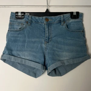 Jeansshorts - Jeansshorts från New Yorker. Inga tydliga tecken på användning. Strl 36. Stretchiga.