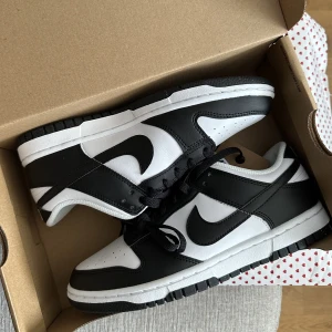 Nike dunk ”panda” - Säljer dessa Nike dunk i färgen ”panda” i strl 38. Aldrig använda endast testade pga för liten strl. Kvitto finns🤗
