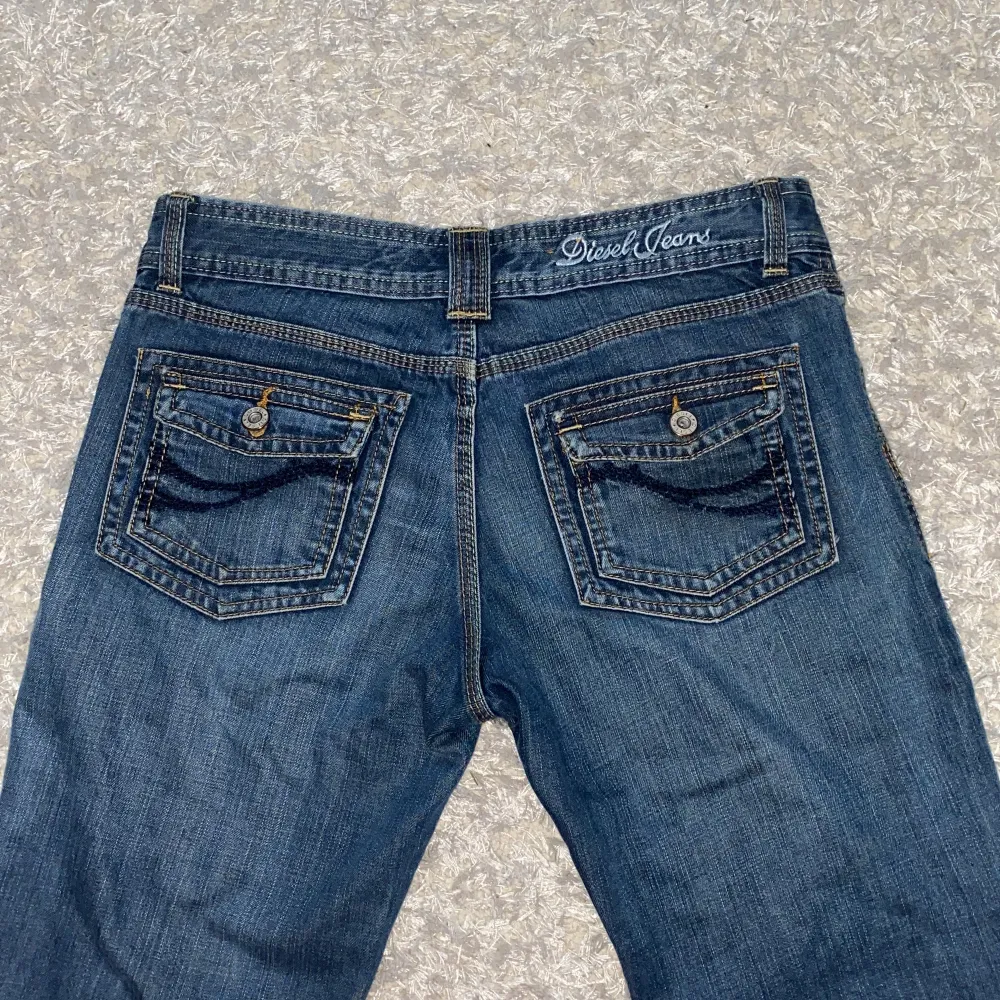 Snygga vintage low-rise bootcut jeans med söta fickor både fram och bak, storlek 30 regular leg, midja 74-79 cm, innebenslängd 81cm. Jeans & Byxor.