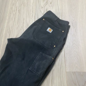 Carhartt Double Knee Svarta - Plagget ät några månader gammalt och har börjat få "vintage" utseendet. Perfekt för alla outfits. 