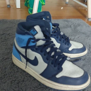 Jordan- Air jordan 1 retro high OG obsidian/univerity blue-men - 7000 för skorna OG