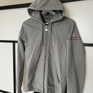 Moncler hoodie - Moncler hoodie strlk M. Bra skick men använd, 8/10. Inget slitage.  Köpt på High End Facebookgrupp, legit checkad av admins.