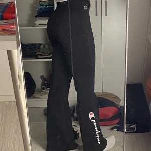 champion träningsbyxor - ett par Champion bootcat träningsbyxor. dom kan vara både högmidjade och lågmidjade beroende på hur du väljer att vika midjan.