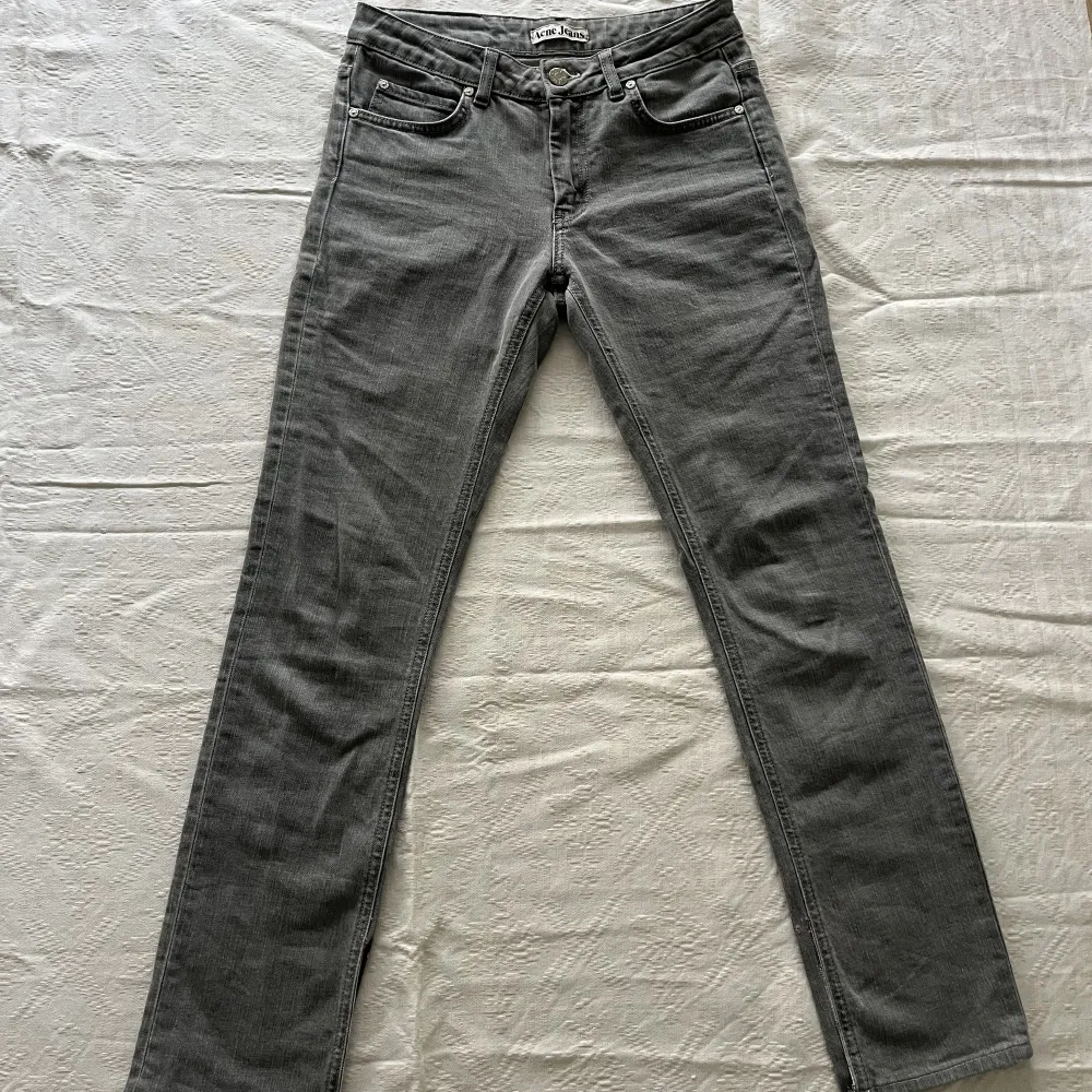 Snygga gråa Acne jeans med slit där nere så de är lite mer åt bootcut hållet.   Midjemått: 79 cm  Längd: 100 cm  Innerbenslängd: 75 cm För mer bilder hur de ser ut på, kontakta oss🤗. Jeans & Byxor.