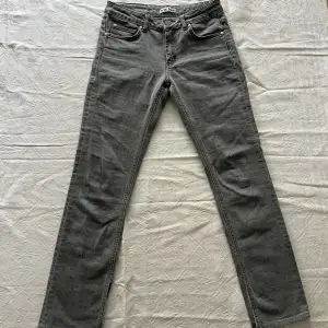Snygga gråa Acne jeans med slit där nere så de är lite mer åt bootcut hållet.   Midjemått: 79 cm  Längd: 100 cm  Innerbenslängd: 75 cm För mer bilder hur de ser ut på, kontakta oss🤗