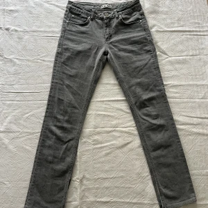 MidWaist Acne Jeans  - Snygga gråa Acne jeans med slit där nere så de är lite mer åt bootcut hållet.   Midjemått: 79 cm  Längd: 100 cm  Innerbenslängd: 75 cm För mer bilder hur de ser ut på, kontakta oss🤗