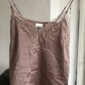 Linne - Super duper fint linne från hm med spets💞 använt typ 2 gånger så i nyskick💞OBS! 49kr frakt!