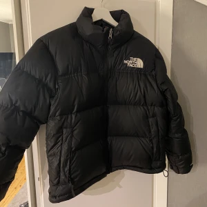 The North Face jacka  - Säljer denna fina jackan, fint skick förutom defekt på ryggen som inte är jätte tydlig. Kom privat för mer info 💞