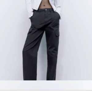 Cargo - Super snygga Cargos från zara. Storlek s, knappt använda. Bilder skickas vid intresse  Nypris 360