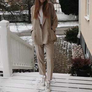 Kostymset från Monki - Matchande kostym-set med kavaj och byxor från Monki, strl M i kavaj och strl 34 i byxor 🫶 Fint skick, inget synligt slitage! Orginalpris för set: 800kr