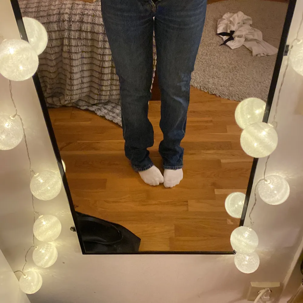 Lågmidjade jeans från zara  Säljer då de är för små i midjan. Jag är 168 cm lång. Köparen står för frakt!. Jeans & Byxor.