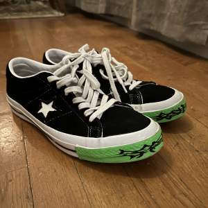 Sjukt ovanliga sadboys toxic converse, dessa är skor är i prima skick. Storlek är 41 men sitter lite större i min åsikt. Ingen sko låda tillkommer tyvärr.  Jag begär 2500kr för dessa , är öppen för offers och trades