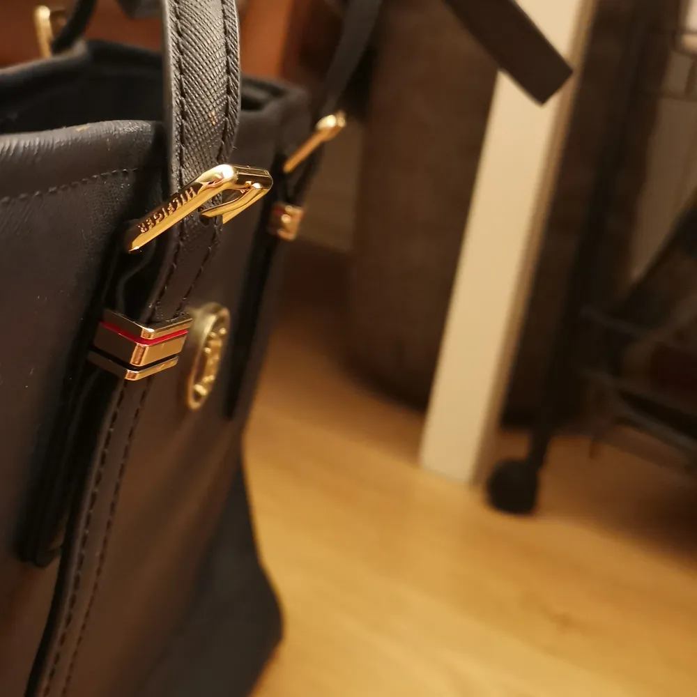 Säljer min Tommy Hilfiger handväska! Den är helt ny och är i färgen mörkblå. OBS!! Väskan är ungefär 33x25, dvs det får plats dator m.m i den. Alltså är den väl rymlig och perfekt till skola, jobb etc 🥰🥰. Väskor.