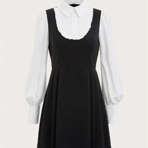 Casual dress - Sötaste klänningen någonsin. Den passar till vad som helst. Använd en gång men känner av att den inte riktigt passar min stil + är i behov av plats. Wednesday vibes!  köpare kommer få stå för en fraktkostnad som är ca 54kr. 