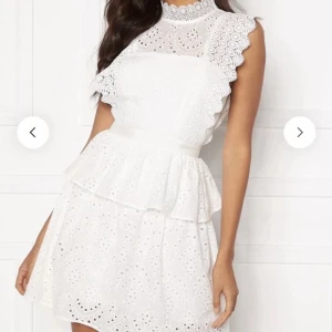 Studentklänning  - Säljer denna skitsnygga studentklänning från bubbleroom, då jag har en annan. Skriv för frågor💗💗