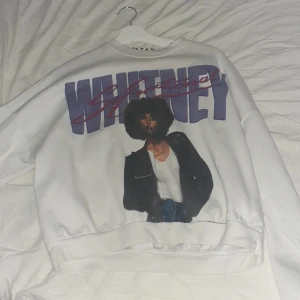 Whitnry tröja - Denna tröja är så gott som ny jag har annvänt den max en gång. Jag säljer den pga lite för liten och inte riktigt min stil, finns det något Whitney fan där ute så skriv.