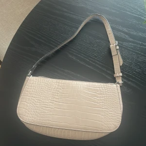 Beige krokodil handväska HELT NY  - Oanvänd. Dock saknar den prislapp. Men väskan är helt ny.