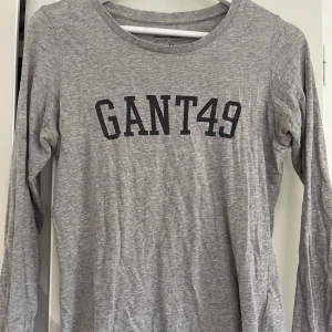Gant tröja - Tunt skönt material, två små hål under loggan