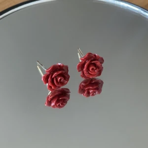 Ros örhängen - Ej nickelfria, pluppen bakom medföljer ej. Köparen står för frakt 15kr ☺️SÄLJER LIKNANDE, KOLLA MIN PROFIL💞