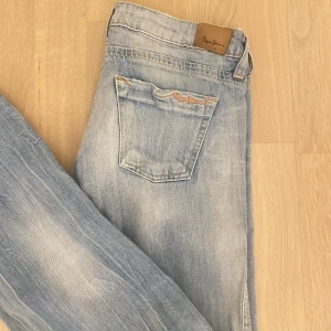 Pepe jeans - Så snygga jeans från Pepe jeans, men tyvärr för korta på mig som är 175. 💖💖 Skulle säga att dom mer är som 26/27 än 28. Köparen står för frakten💖  Innerbenslängd: 77cm Midjemått(mätt rakt över):35cm Midjemått(omkrets):runt 75cm 💖