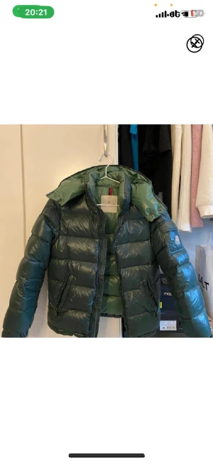 Moncler jacka - Äkta monclerjacka, hyfsat fint skick, defekt på bild två och det man drar dragkedjan med är av. Går lätt att fixa dock. Buda privat